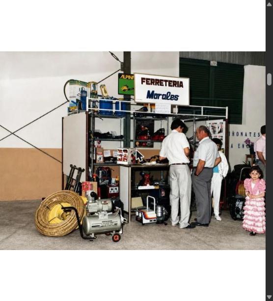 Los comienzos de Ferretería Morales: Salvador Ruiz atendiendo en una feria